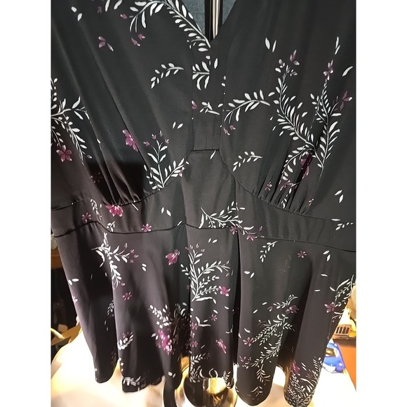 Torrid~ Size 3~Black Floral Short Sleeve Blouse/TOP ~EUC - Picture 3 of 7